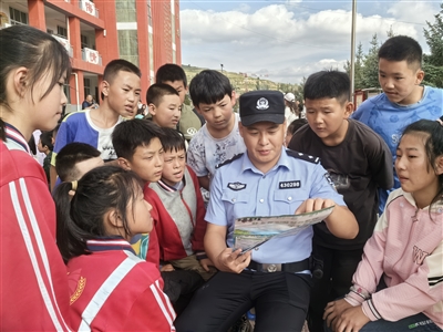 9月3日，西吉縣禁毒辦會同偏城派出所民警走進偏城中學宣講禁毒知識，把禁毒知識送到學生身邊，提高學生防范毒品侵害的意識和能力。
    本報通訊員 陳蕾 攝