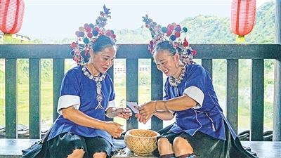     程陽橋上，侗族婦女在展示制作侗族刺繡產(chǎn)品。繡品圖案精美、色彩艷麗，成為當(dāng)?shù)靥厣a(chǎn)業(yè)。