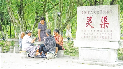     靈渠位于廣西壯族自治區(qū)桂林市興安縣，全長36.4公里，是連接長江流域和珠江流域的一條古代運河。水清岸綠渠暢景美，每年吸引游客100多萬人次。